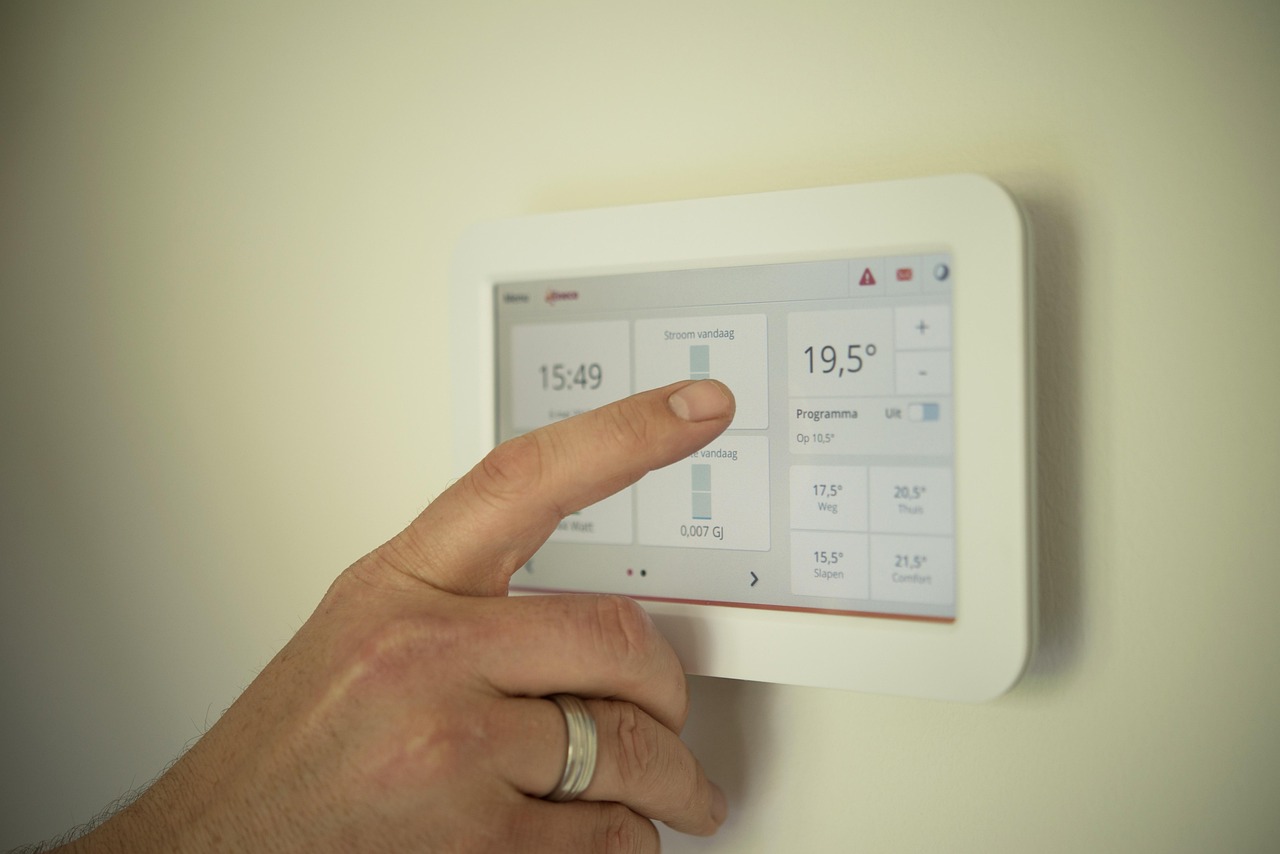 Slanke warmtepomp naast modern energiepositief huis.