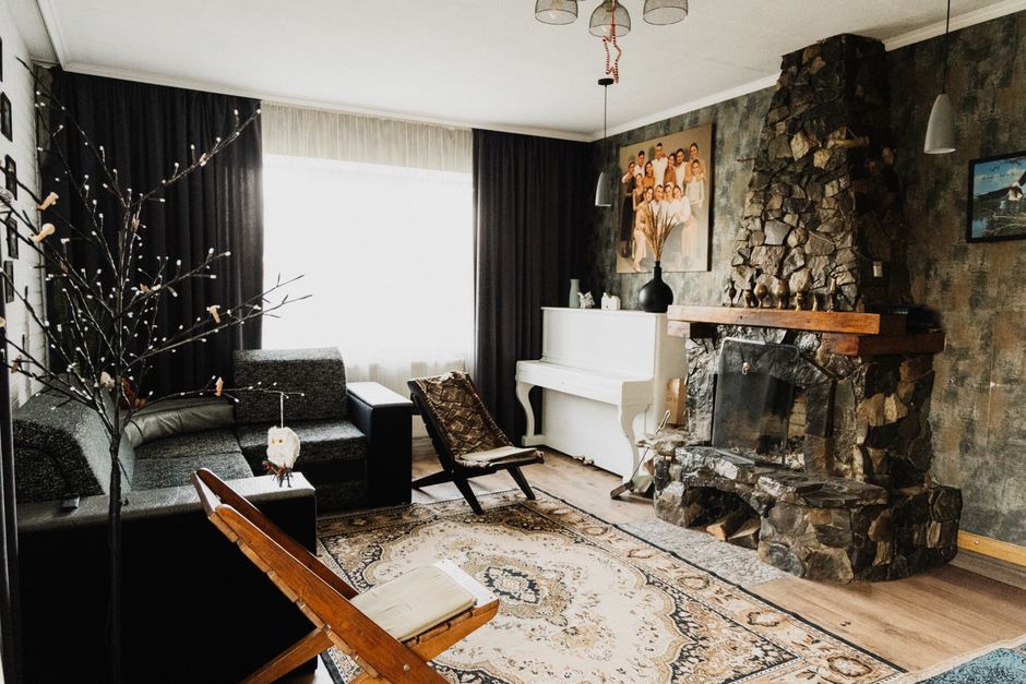 Zachte, neutrale plaids in herfstige woonkamer.