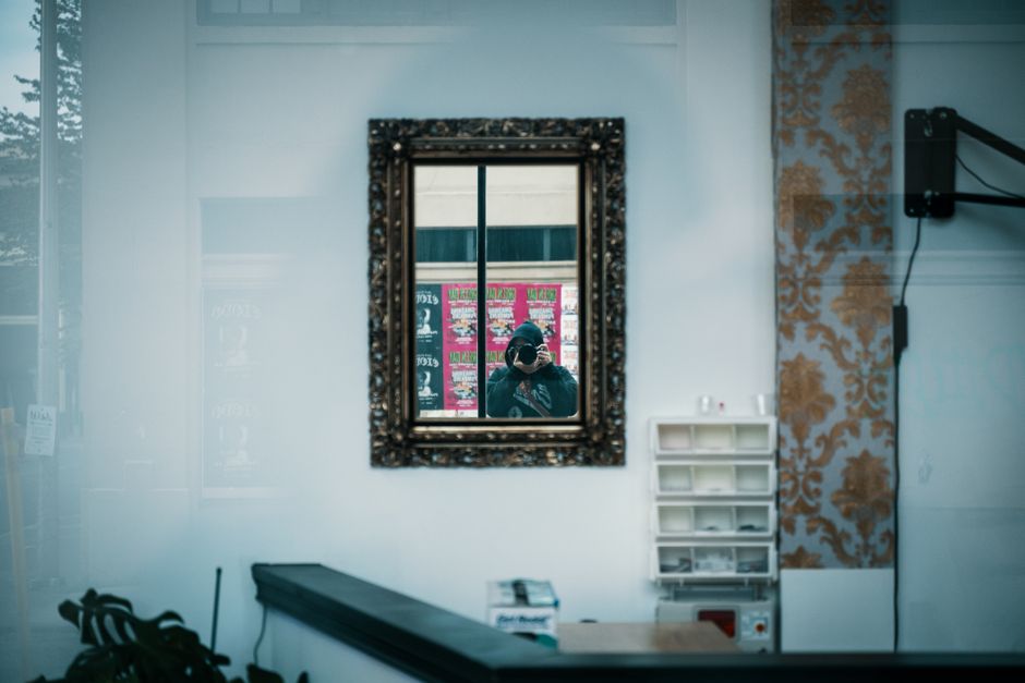 Strategisch geplaatste spiegel voor ruimtelijk effect. Strategisch geplaatste spiegel voor ruimtelijk effect.